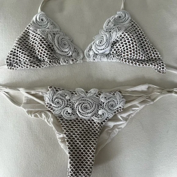 BEACH BUNNY White Bikini Set - Picture 2 of 14